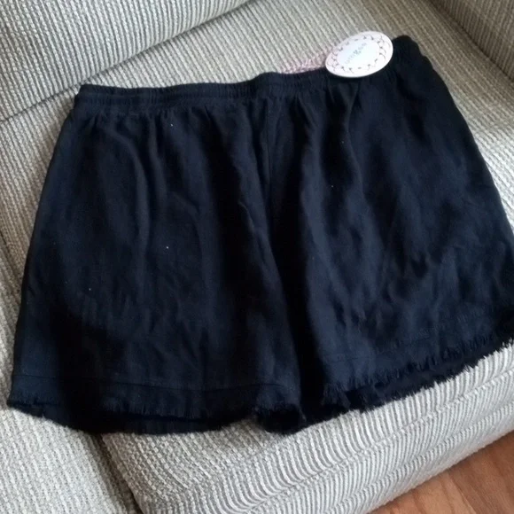 Umgee medium animal print front, solid black cheeky shorts with fringed hem. NWT - Picture 5 of 7